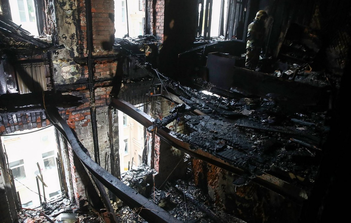 Последствия пожара в жилом доме на Никитском бульваре © Валерий Шарифулин/ТАСС